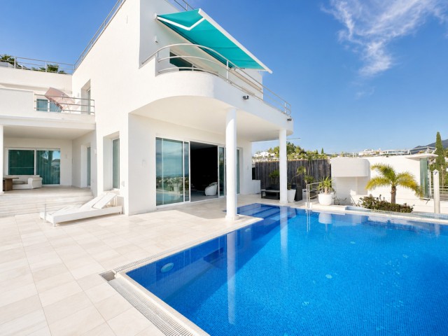 4 Bedrooms Villa in Benahavís