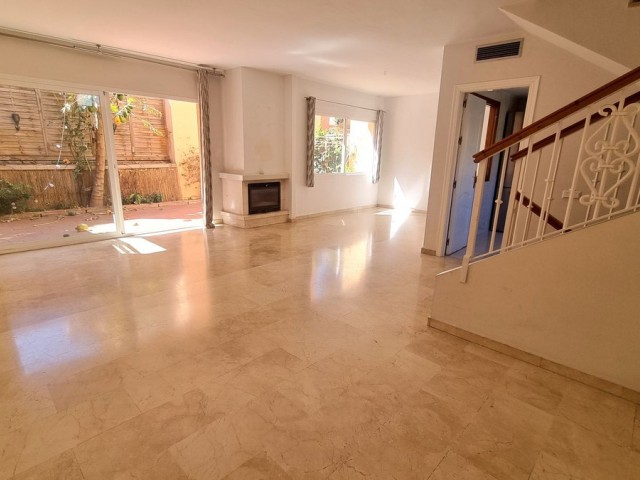 3 Slaapkamer Rijtjeshuis in Nueva Andalucía