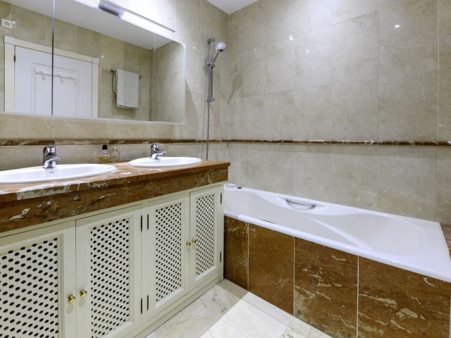 Appartement avec 3 Chambres  à Estepona