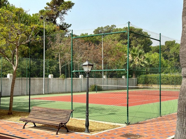 Appartement avec 3 Chambres  à Estepona