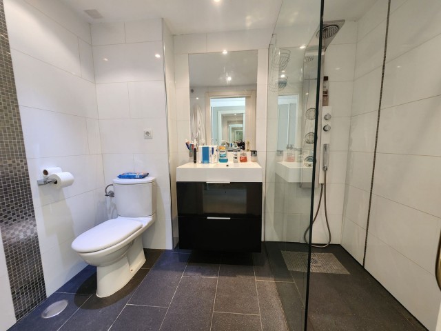 Apartamento con 3 Dormitorios  en Estepona