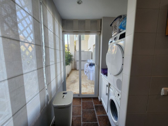 Apartamento con 3 Dormitorios  en Estepona