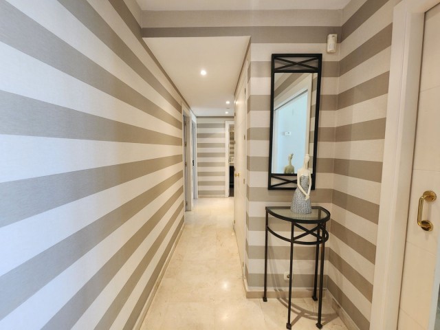 Apartamento con 3 Dormitorios  en Estepona