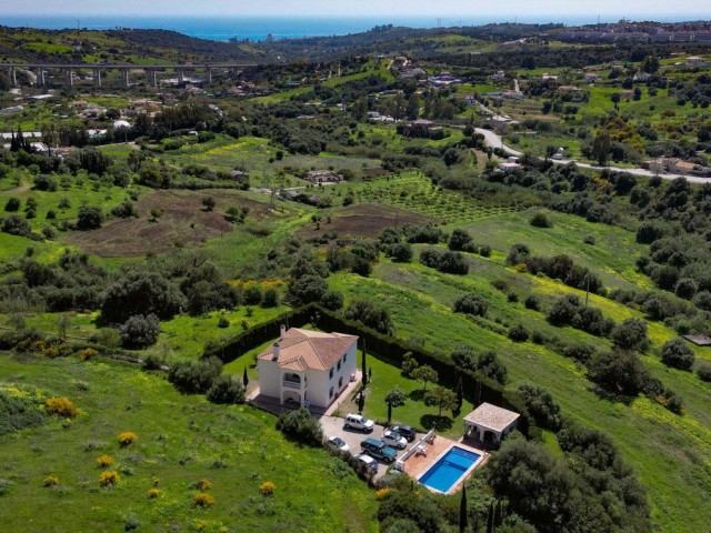 Villa con 4 Dormitorios  en Estepona