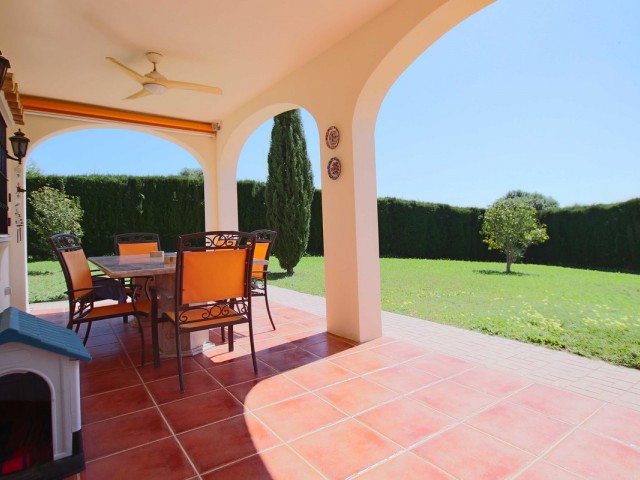 Villa con 4 Dormitorios  en Estepona