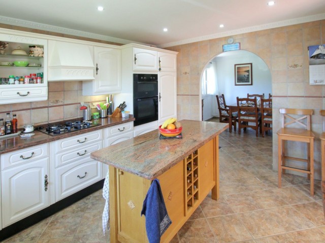 Villa con 4 Dormitorios  en Estepona