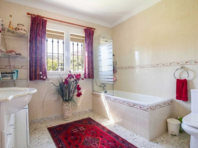 Villa con 4 Dormitorios  en Estepona