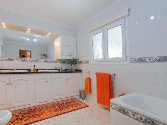 Villa con 4 Dormitorios  en Estepona