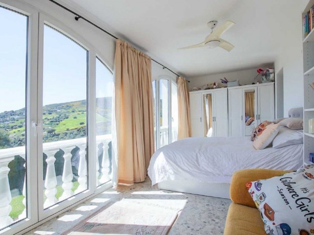 Villa con 4 Dormitorios  en Estepona