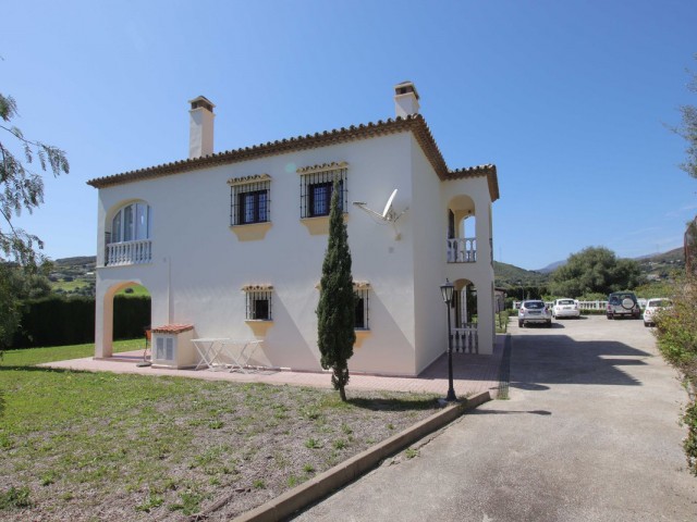 Villa con 4 Dormitorios  en Estepona