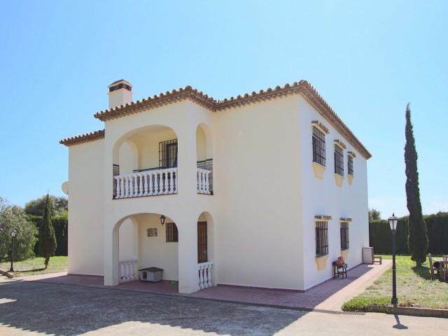 Villa con 4 Dormitorios  en Estepona