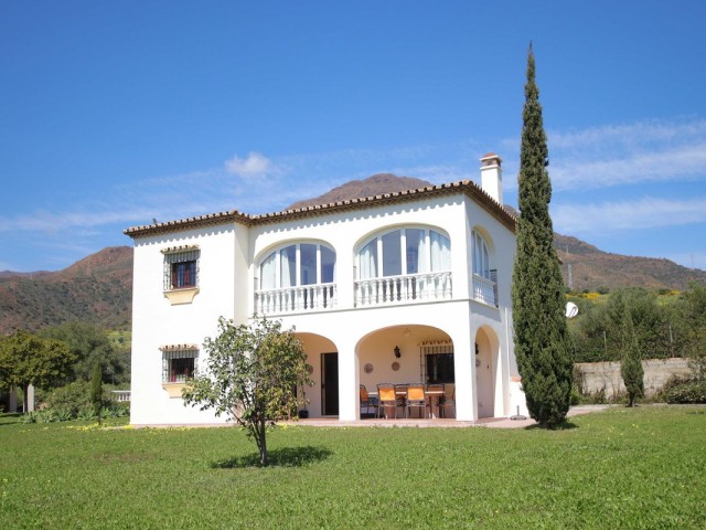 Villa con 4 Dormitorios  en Estepona