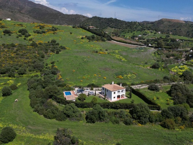 Villa con 4 Dormitorios  en Estepona