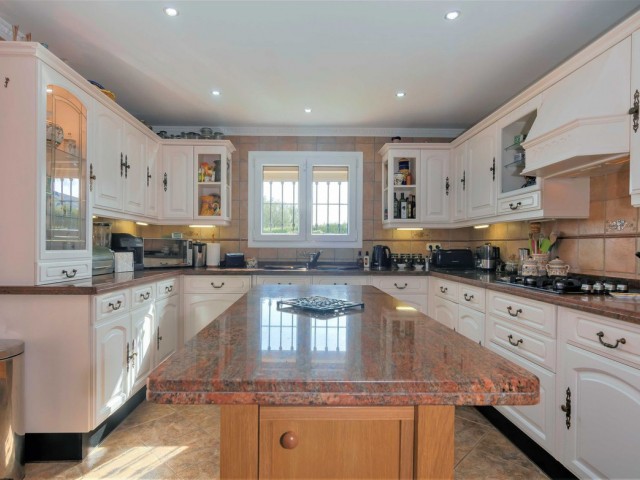 4 Makuuhuoneen Huvila Estepona