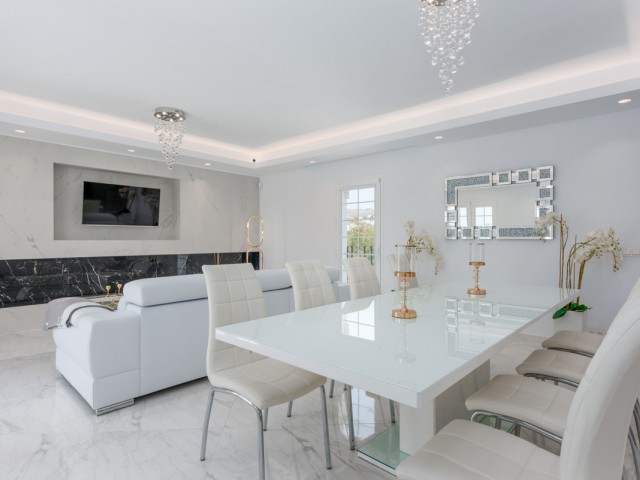 Maison mitoyenne avec 3 Chambres  à Nueva Andalucía