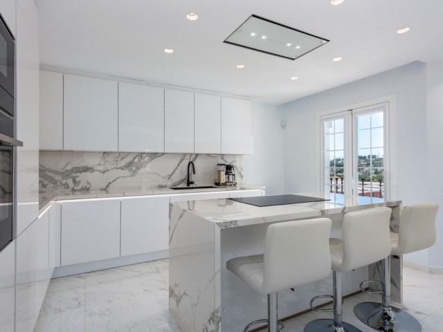 Maison mitoyenne avec 3 Chambres  à Nueva Andalucía