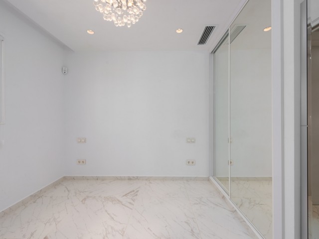 Maison mitoyenne avec 3 Chambres  à Nueva Andalucía