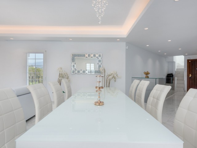 Maison mitoyenne avec 3 Chambres  à Nueva Andalucía