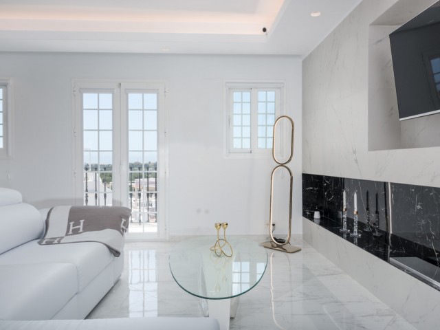 Maison mitoyenne avec 3 Chambres  à Nueva Andalucía