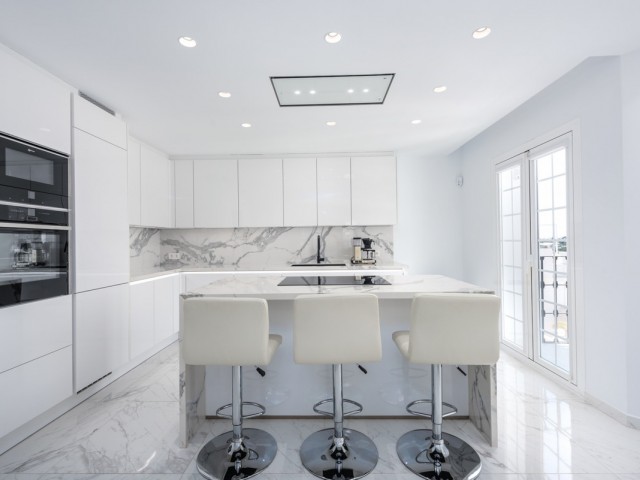 Maison mitoyenne avec 3 Chambres  à Nueva Andalucía