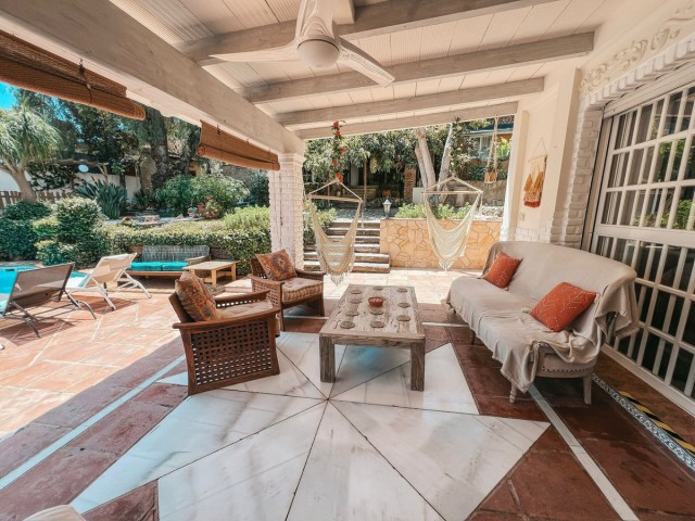 Villa avec 5 Chambres  à Nueva Andalucía