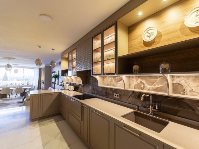 Maison mitoyenne avec 3 Chambres  à Nueva Andalucía