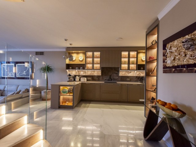 Maison mitoyenne avec 3 Chambres  à Nueva Andalucía