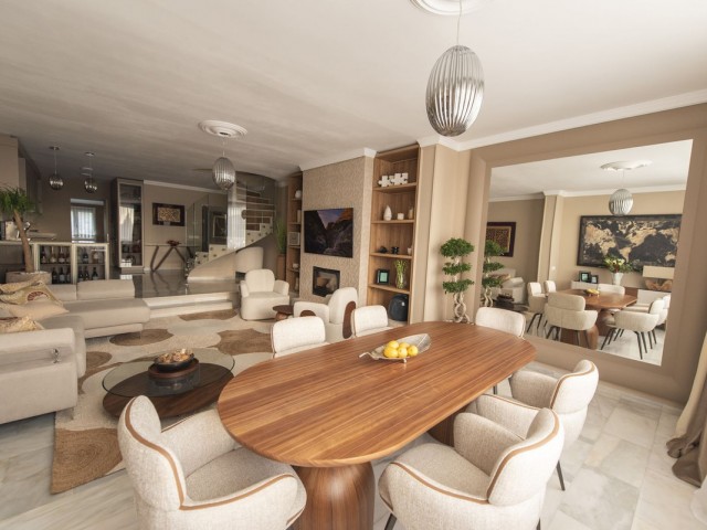 Maison mitoyenne avec 3 Chambres  à Nueva Andalucía