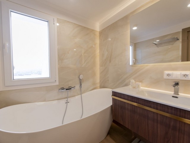 Maison mitoyenne avec 3 Chambres  à Nueva Andalucía