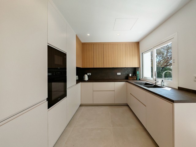 4 Soveroms Villa i Elviria