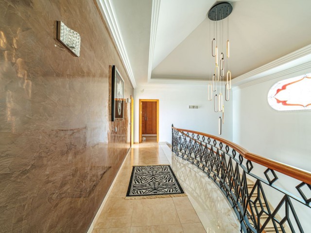 Villa avec 8 Chambres  à Marbella