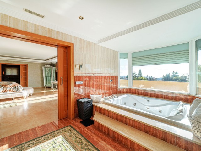 Villa avec 8 Chambres  à Marbella