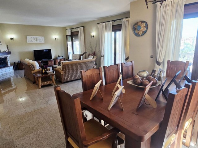 4 Makuuhuoneen Huvila Sierrezuela