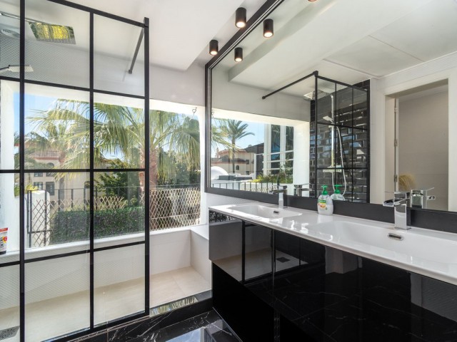 4 Bedrooms Apartment in Puerto Banús