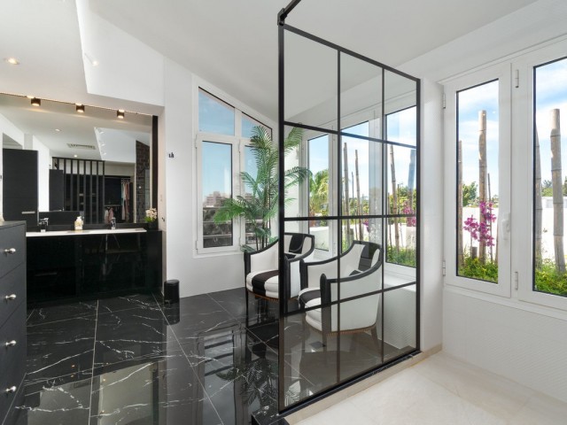 4 Bedrooms Apartment in Puerto Banús