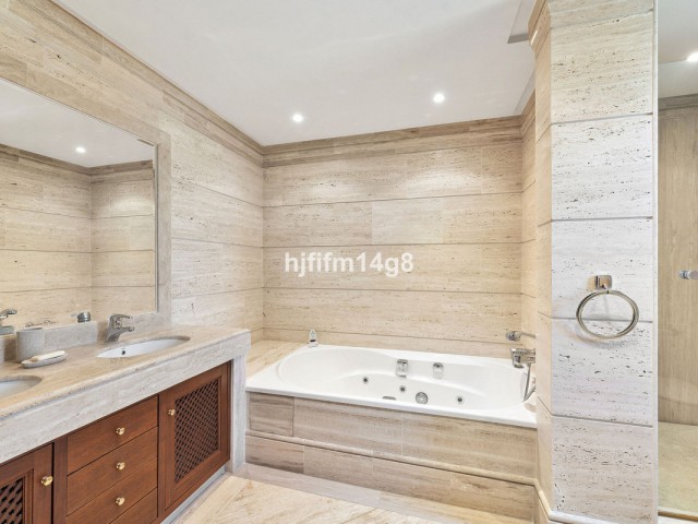 3 Bedrooms Apartment in Nueva Andalucía