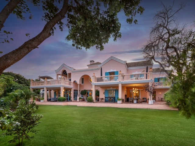 5 Makuuhuoneen Huvila San Roque Club