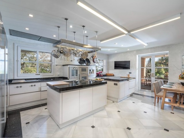 5 Makuuhuoneen Huvila San Roque Club