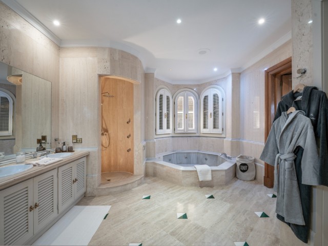 5 Makuuhuoneen Huvila San Roque Club