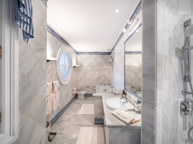 5 Makuuhuoneen Huvila San Roque Club