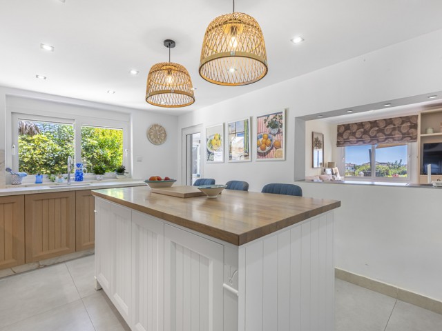 Villa con 6 Dormitorios  en Estepona