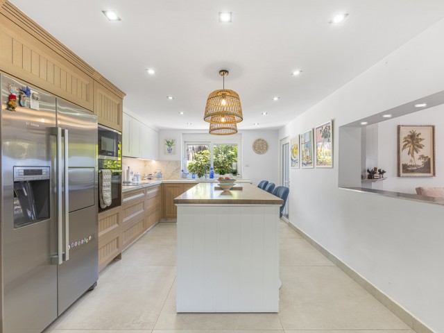 Villa con 6 Dormitorios  en Estepona