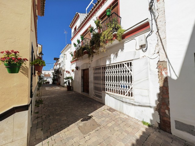 5 Bedrooms Townhouse in Estepona
