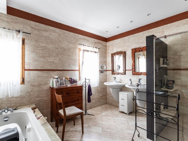 6 Bedrooms Villa in Benalmadena Costa