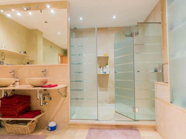 4 Bedrooms Apartment in Benahavís