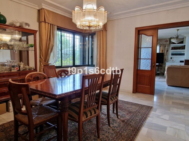 5 Bedrooms Villa in Marbella