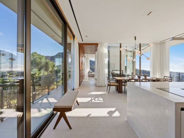 5 Bedrooms Villa in Benahavís