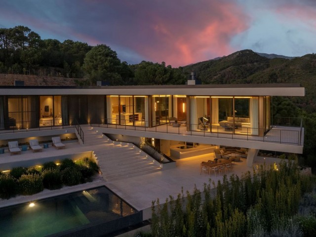 5 Bedrooms Villa in Benahavís