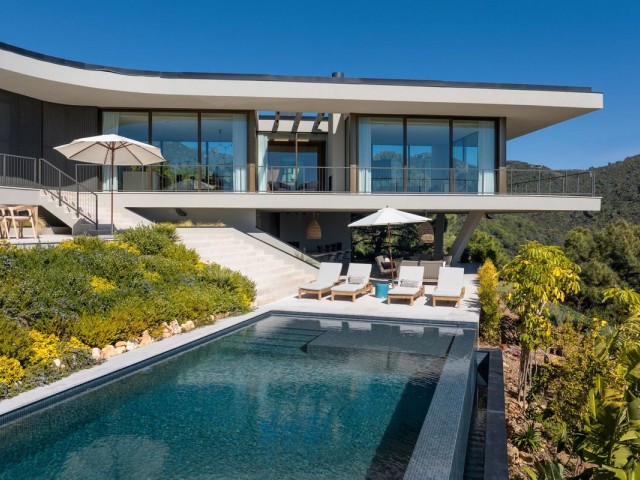 5 Bedrooms Villa in Benahavís