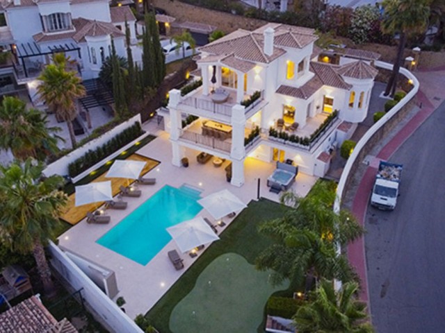 6 Makuuhuoneen Huvila Nueva Andalucía